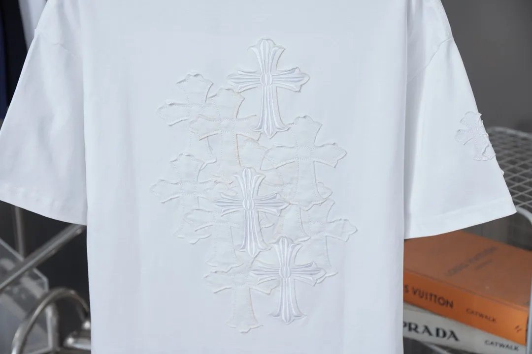 🅿️220 Ch*ome Hearte 25SS early spring new style, appliqué embroidered heart cross short sleeves, light luxury, essential item for daily commuting for men and women, correct version, welcome to compare, detailed features · 320g 100% pure cotton double yarn jersey fabric · Custom dyed in the same vat, special thickened 32 pieces double-strand 1X1 thread · Imported Tajima machine embroidery tatami embroidery ➕This cloth patch embroidery · Collar, cuffs, and hem are hand-frayed · Double-needle stitching across seams · Original main mark, washed tag, branded moisture-proof paper packaging Color: Black/White/Pink Size: S/M/L/XL